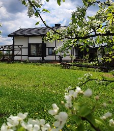 Дом усадьбы «Пижма Дом» весной, в цвету яблонь